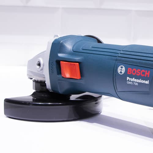 Купить Угловая шлифмашина BOSCH Professional GWS 700, 700 Вт 125 мм по низкой цене