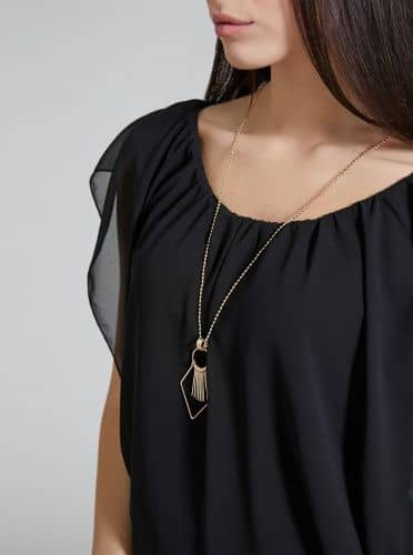 Купить Блузка Piazza Italia с кулоном на цепочке, черная по низкой цене