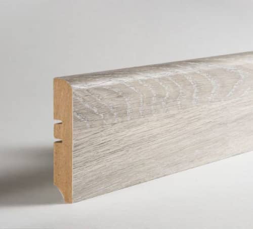 Деревянный, металлический, пластиковый напольный плинтус.