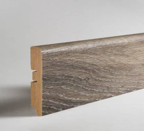 Деревянный, металлический, пластиковый напольный плинтус.