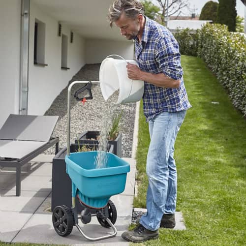 Купить Разбрасыватель-сеялка Gardena XL 18 л до 800 м2 по низкой цене