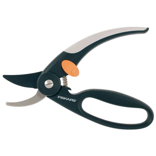 Купить Секатор плоскостной FISKARS P44 с петлей для пальцев по низкой цене