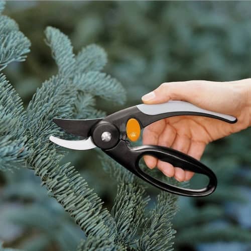 Купить Секатор плоскостной FISKARS P44 с петлей для пальцев по низкой цене