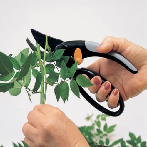 Купить Секатор плоскостной FISKARS P44 с петлей для пальцев по низкой цене