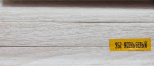 Деревянный, металлический, пластиковый напольный плинтус.