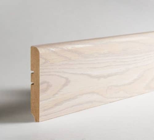 Деревянный, металлический, пластиковый напольный плинтус.