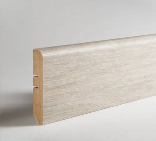 Деревянный, металлический, пластиковый напольный плинтус.