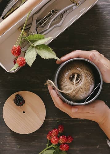 Купить Джутовая садовая веревка в контейнере Charcoal Garden Suppliers Burgon & Ball по низкой цене