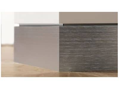 Деревянный, металлический, пластиковый напольный плинтус.