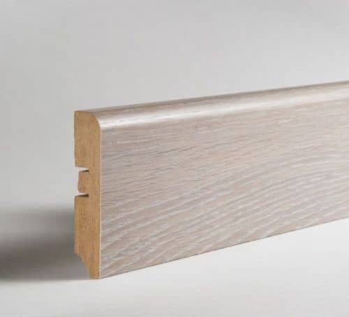 Деревянный, металлический, пластиковый напольный плинтус.