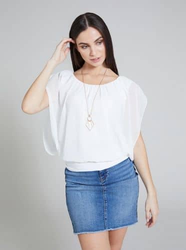 Купить Блузка Piazza Italia с кулоном на цепочке, белая по низкой цене
