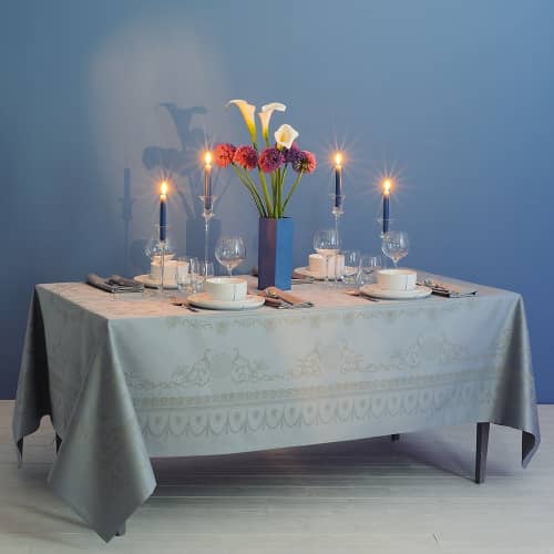Купить Скатерть Garnier–Thiebaut Eloise Brumeuse туманная, 174х174 см по низкой цене