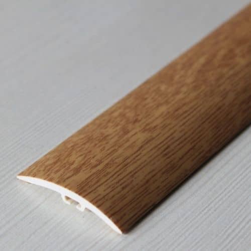 Деревянный, металлический, пластиковый напольный плинтус.