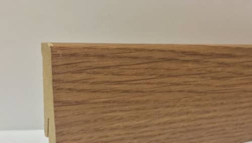 Деревянный, металлический, пластиковый напольный плинтус.