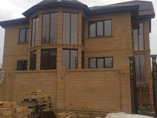 Купить Дагестанский камень Камень Юг дербентский желтый 350х750х20 мм для наружной отделки дома по низкой цене