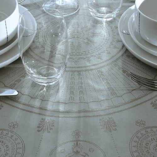 Купить Скатерть Garnier–Thiebaut Eloise Brumeuse туманная, 174х174 см по низкой цене
