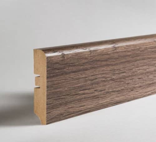 Деревянный, металлический, пластиковый напольный плинтус.