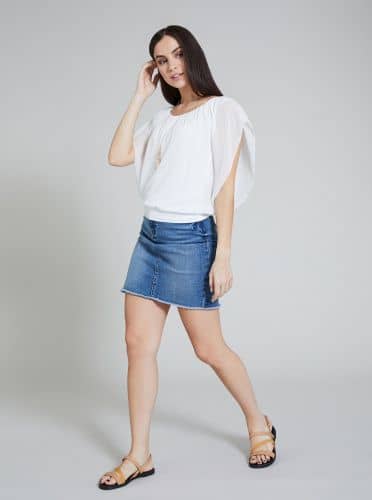 Купить Блузка Piazza Italia с кулоном на цепочке, белая по низкой цене